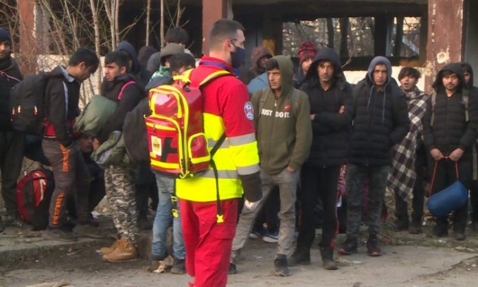 Policija USK izmjestila više od 200 migranata iz napuštenih objekata u kamp Lipa