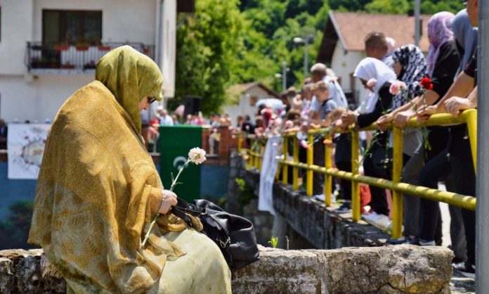 Bacanjem ruža u Plivu obilježena godišnjica stradanja Bošnjaka u Jezeru