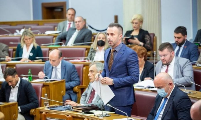 Crnogorski parlament usvojio rezoluciju o Srebrenici i smijenio ministra