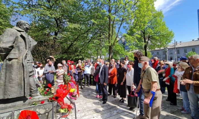 Delegacija UNSA položila cvijeće na spomenik Josipa Broza Tita