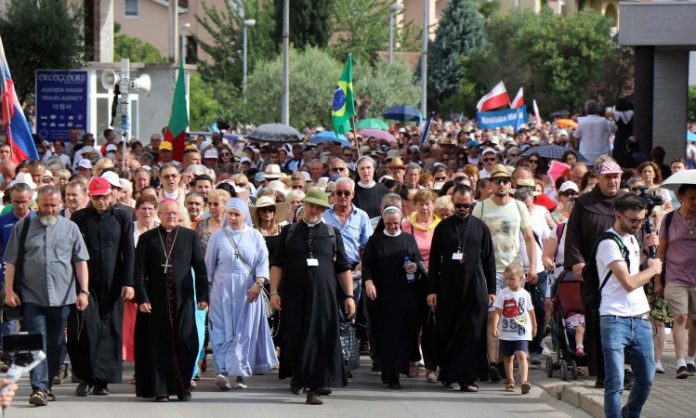 Mnoštvo vjernika iz cijeloga svijeta sudjelovalo u procesiji u Međugorju