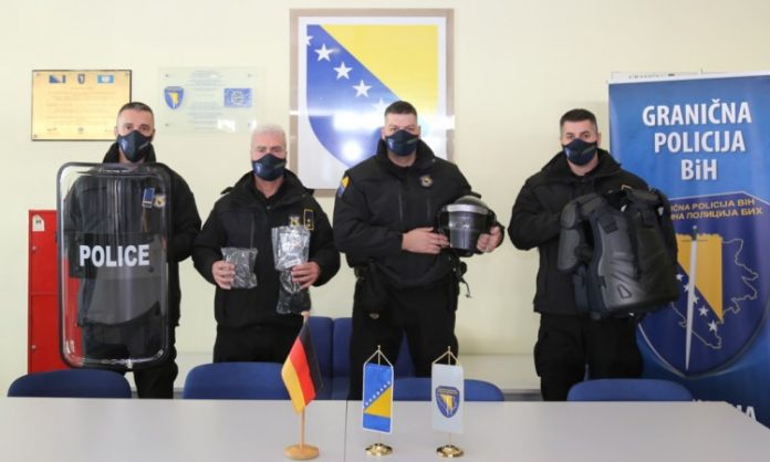 Savezna policija Njemačke donirala taktičke rukavice i zaštitna odijela GPBiH