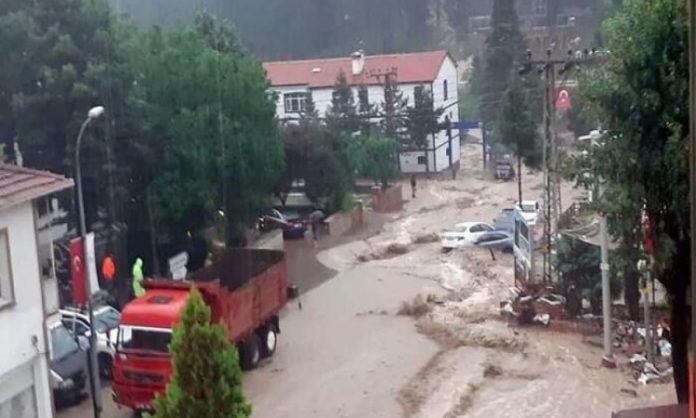 Turska - Broj poginulih u poplavama u crnomorskoj regiji povećan na 40