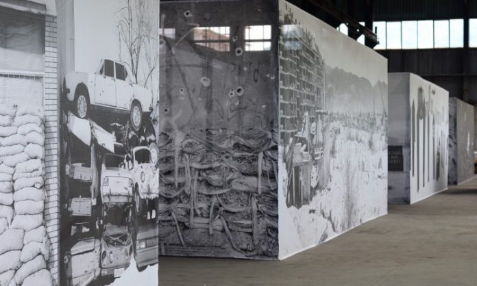 U Potočarima otvorena izložba 'Ožiljci' Paula Lowea o opsadi Sarajeva