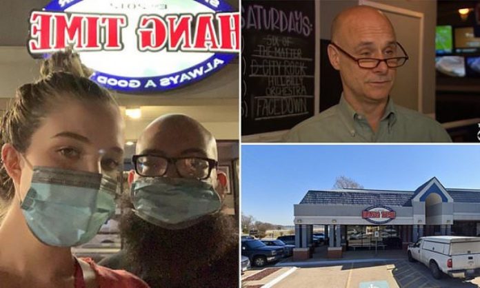 Američki par izbačen iz restorana u Teksasu jer su nosili maske