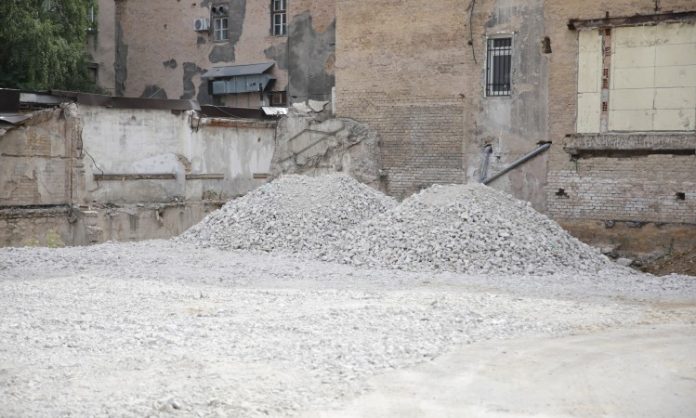 Po nalogu Općine Stari Grad zatrpana građevinska jama na mjestu 'Feroelektra'