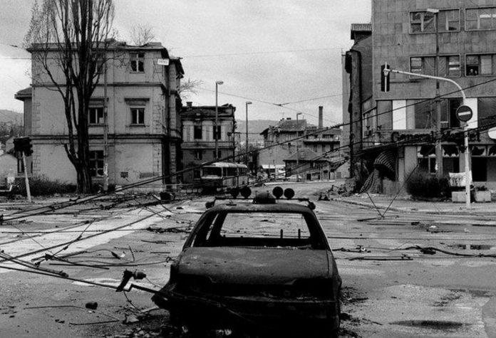 Mladić je pokušao državni udar i onda Sarajevo pretvorio u masovnu grobnicu i ruševinu