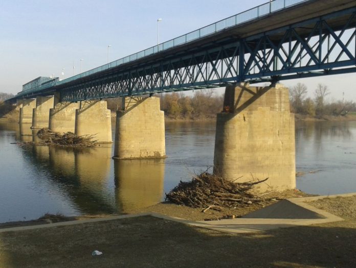 Rušenjem Savskog mosta pogubljeno je na desetine civila